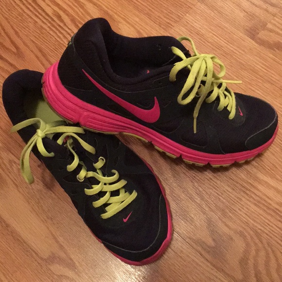Nike Shoes - Nike Revolution 2